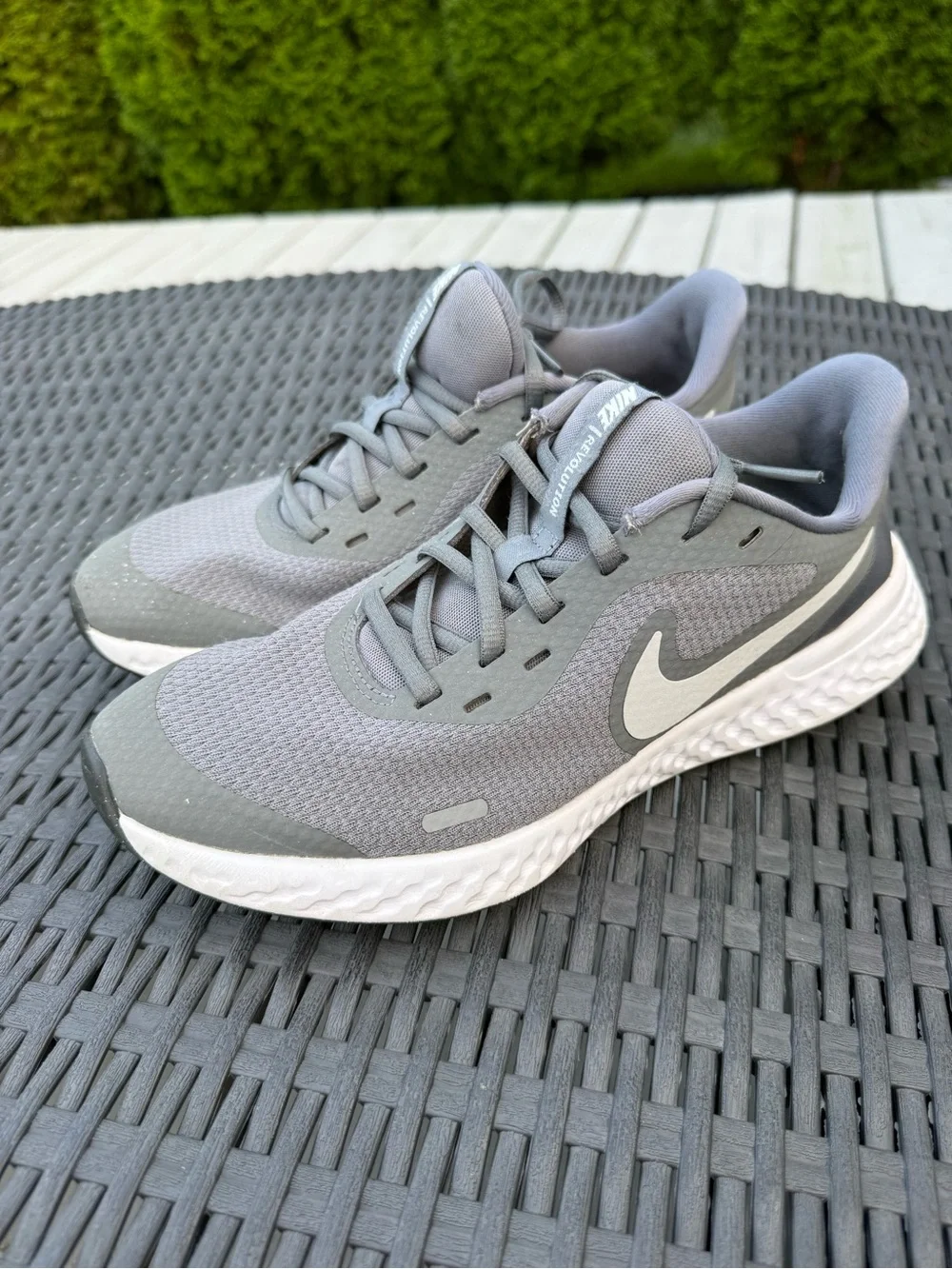 NIKE REVOLUTION 5 BQ5671-004 Grey 7,5 (6Y)